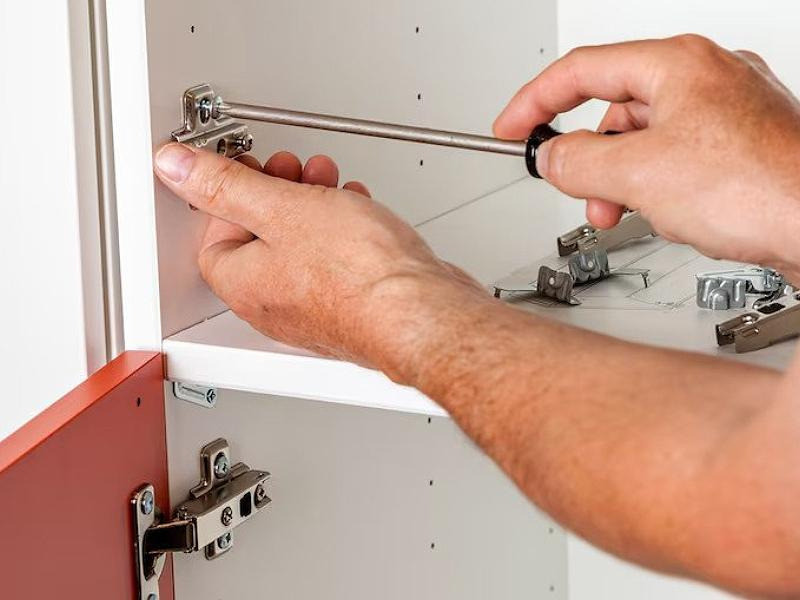 Bản lề cửa tủ quần áo