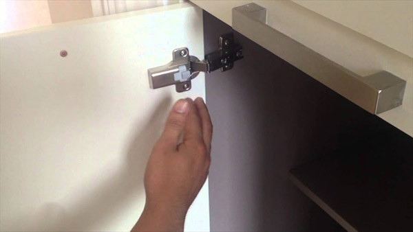 Cửa tủ đóng không kín hoặc bật ngược trở lại