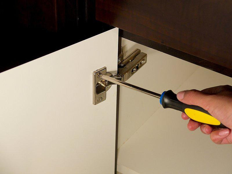 Cách chỉnh bản lề cửa tủ quần áo đúng kỹ thuật, dễ làm tại nhà