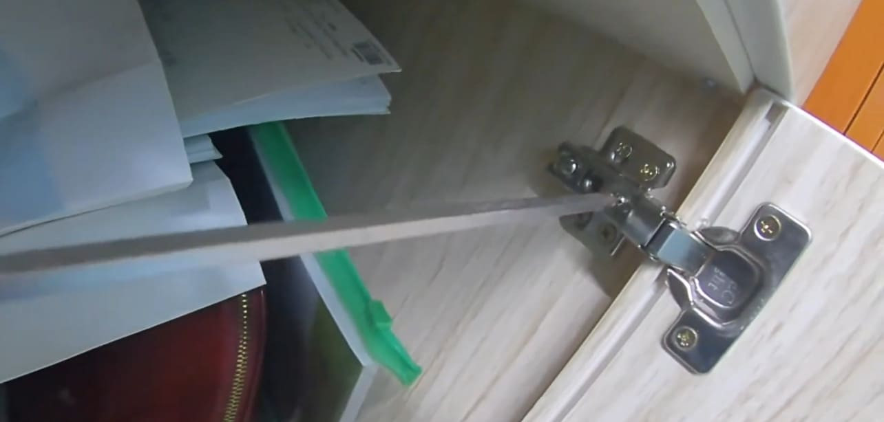 Cách sửa cánh tủ quần áo bị xệ đơn giản, hiệu quả tại nhà