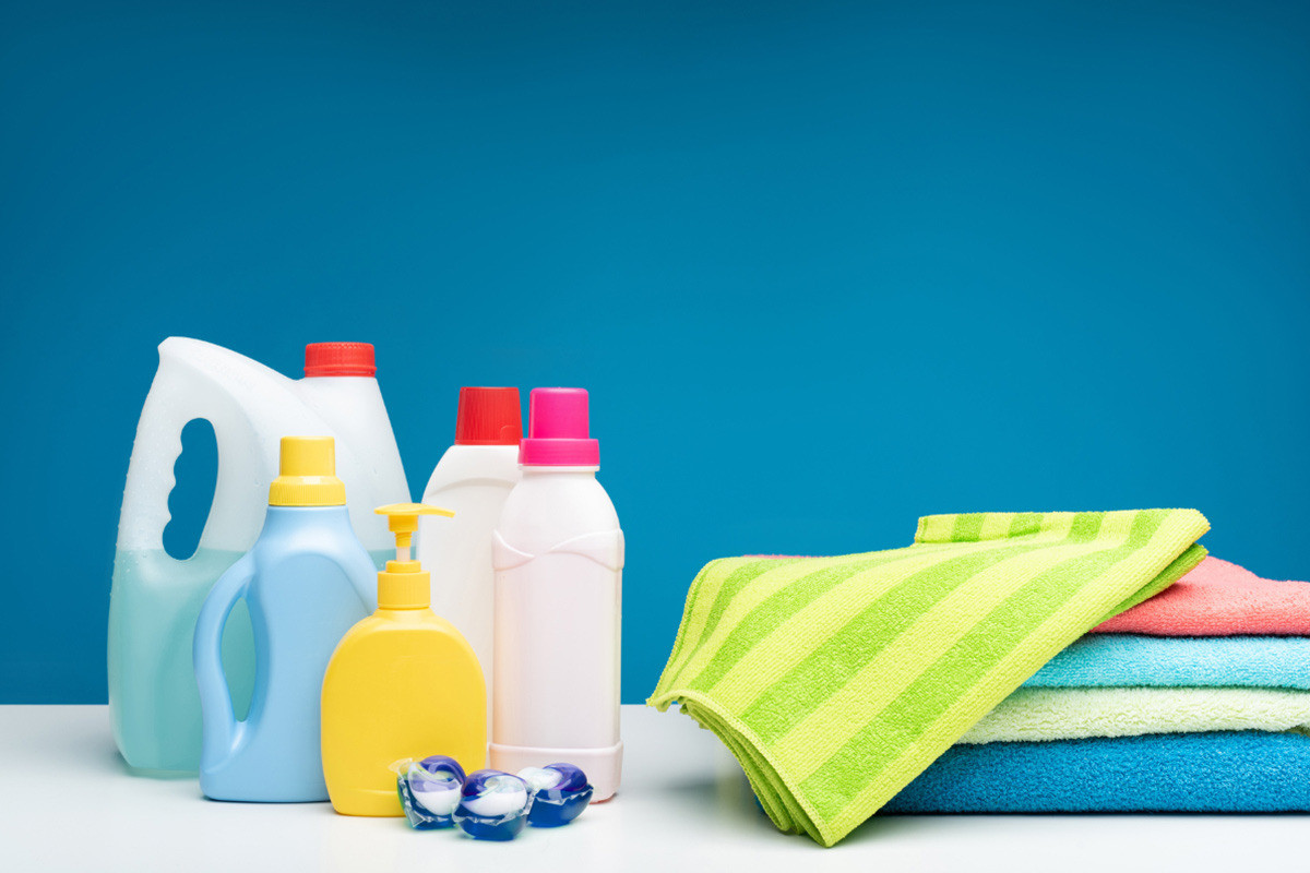 Không dùng hóa chất mạnh để vệ sinh tủ