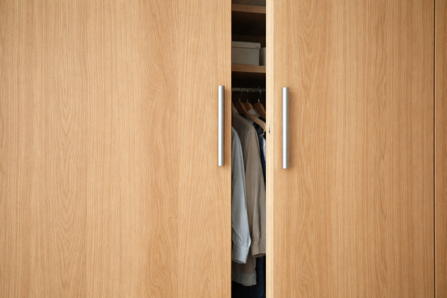 Tủ bị cong vênh do độ ẩm và thời tiết