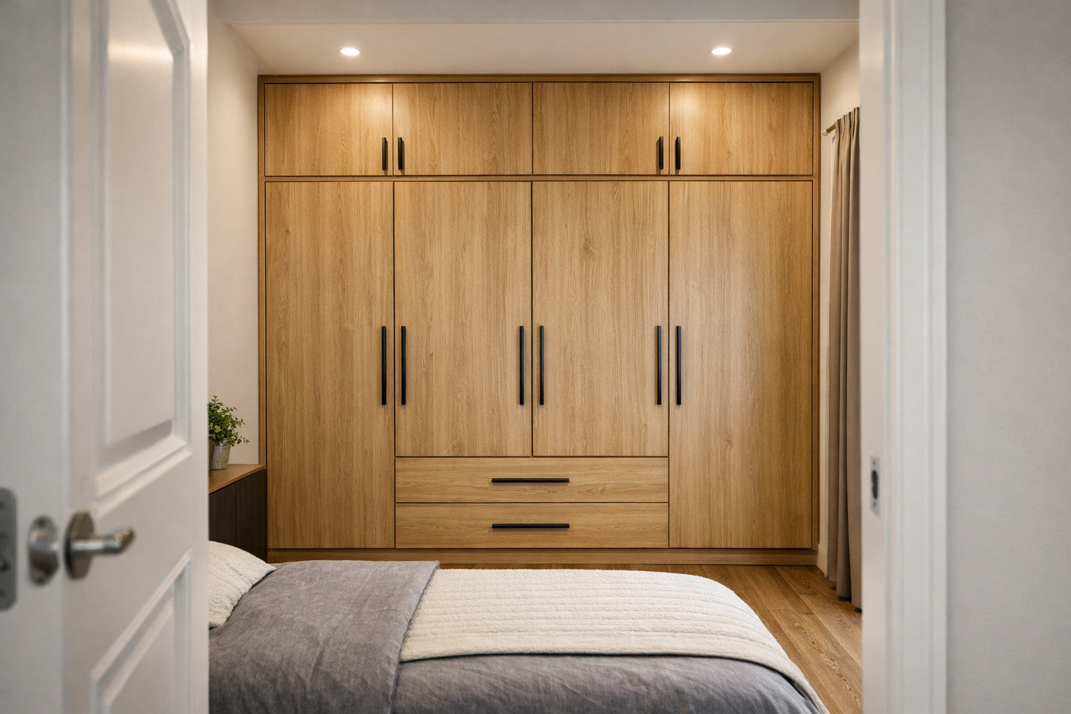 Để tủ quần áo đối diện cửa ra vào: Nên hay không?