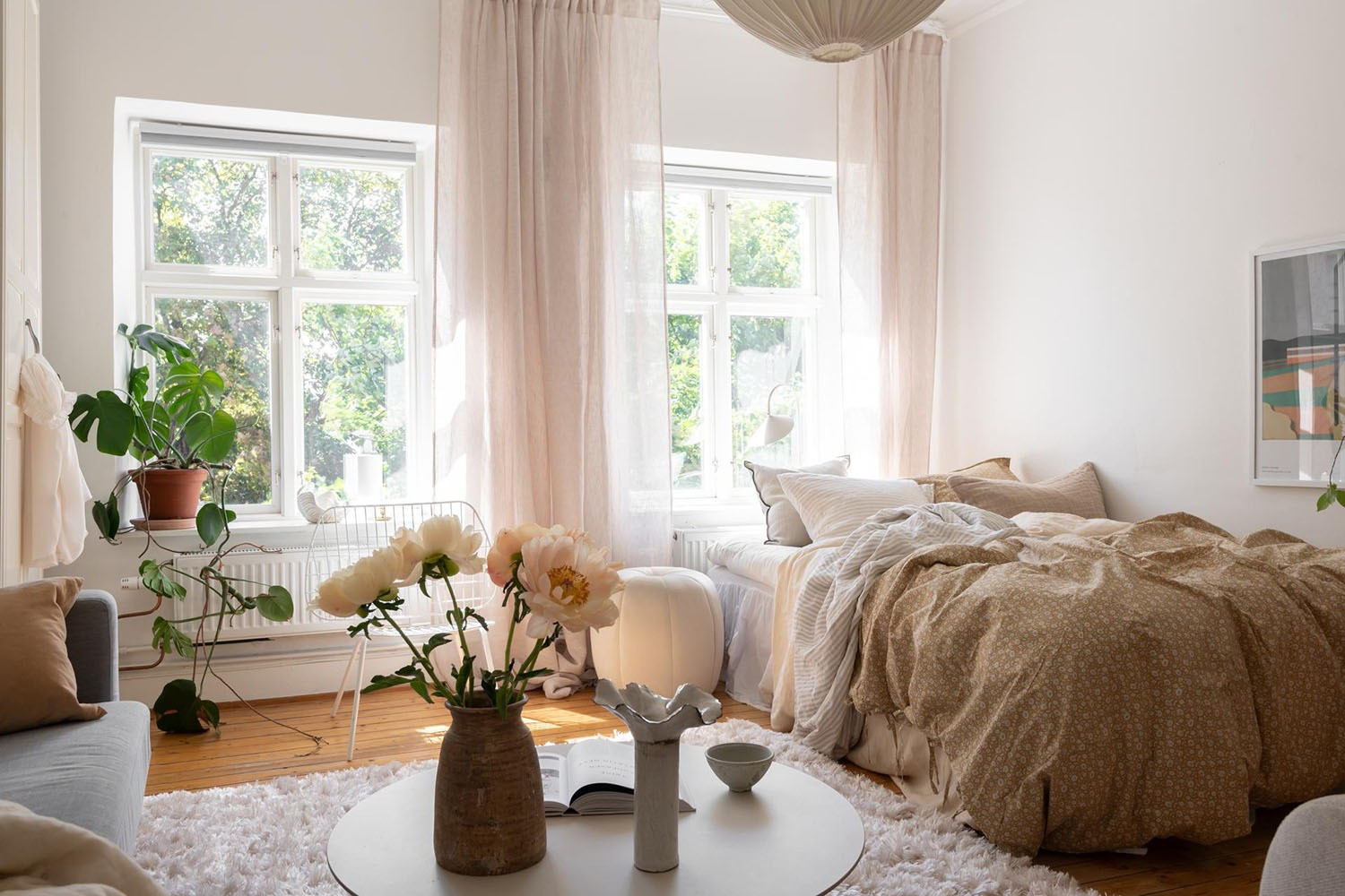  Kết hợp giường, bàn trà với rèm trắng nhẹ theo phong cách Scandinavian