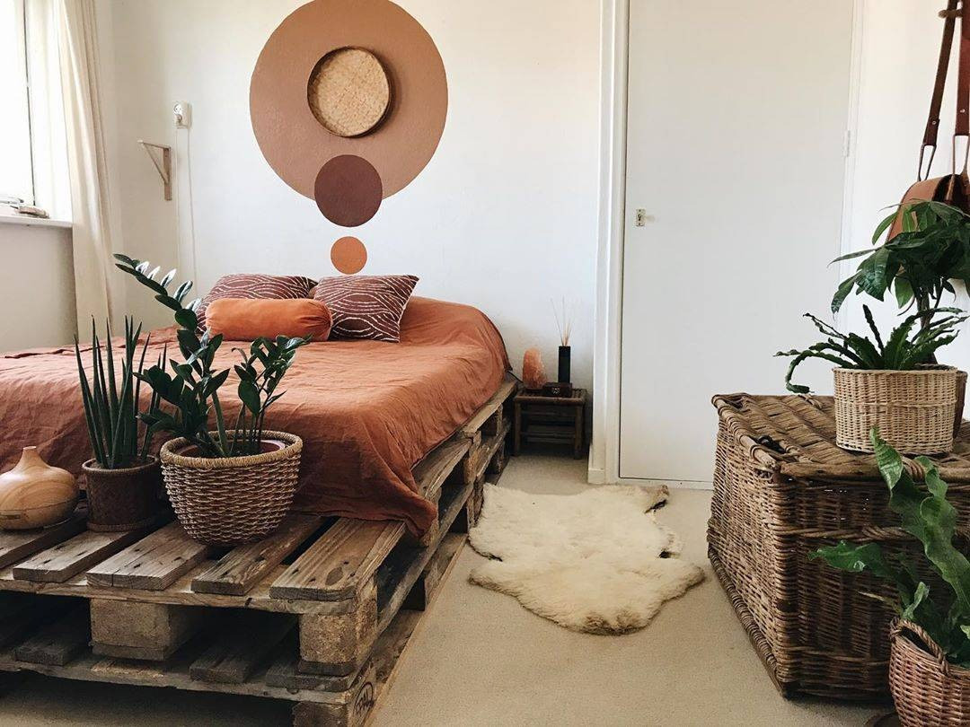  Mix giường pallet, bàn gỗ thô với ghế vải thổ cẩm theo phong cách Bohemian