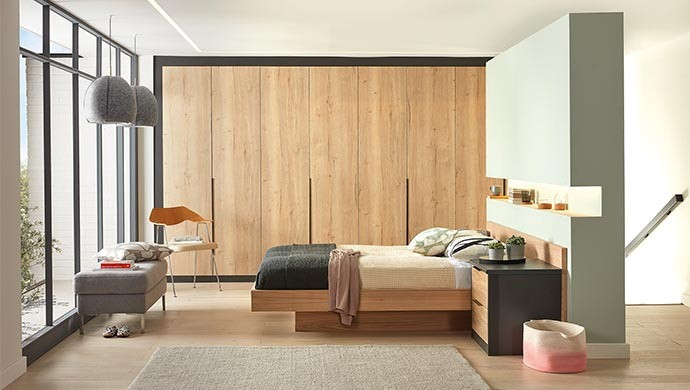  Kết hợp giường nguyên khối, tủ âm tường với tủ đầu giường nhỏ để phong cách tối giản