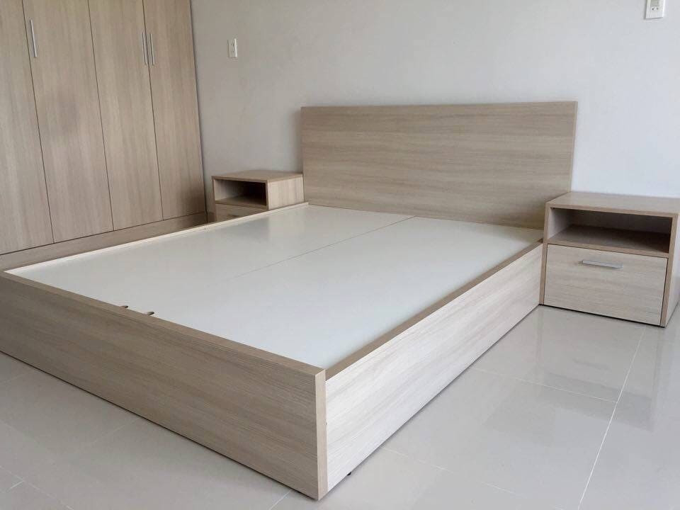 Giường MDF phối trắng và gỗ sồi nhạt, có tab đầu giường đồng bộ
