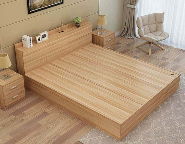 Giường MDF nguyên khối tông gỗ sáng, có hộc đầu giường tiện lợi