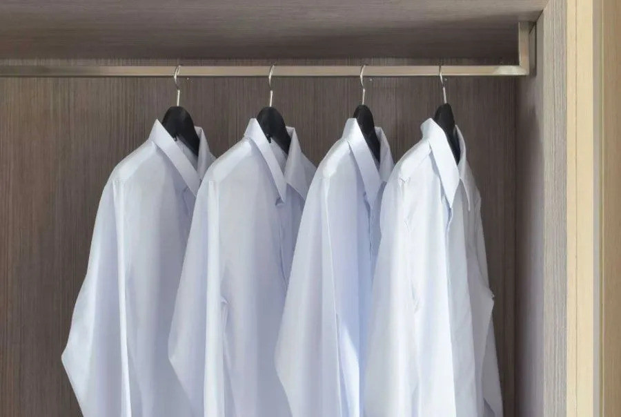 Khoang treo áo sơ mi và quần áo ngắn