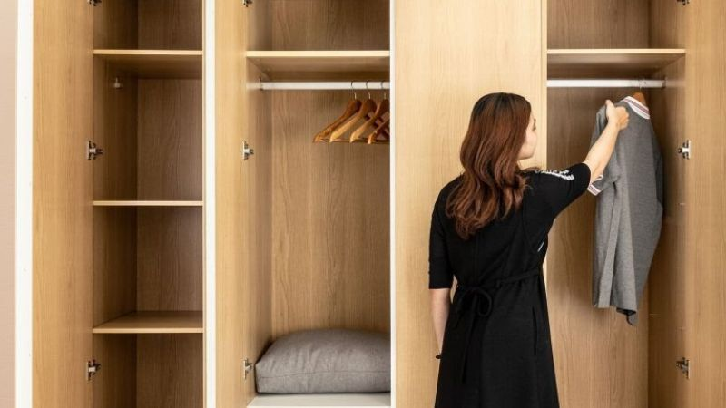 Cách xử lý tủ quần áo bị ẩm mốc gây hôi