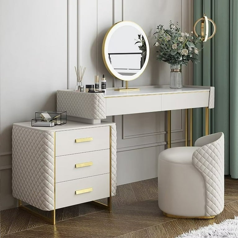  Bàn trang điểm hoặc bàn làm việc là một trong những món đồ không thể thiếu