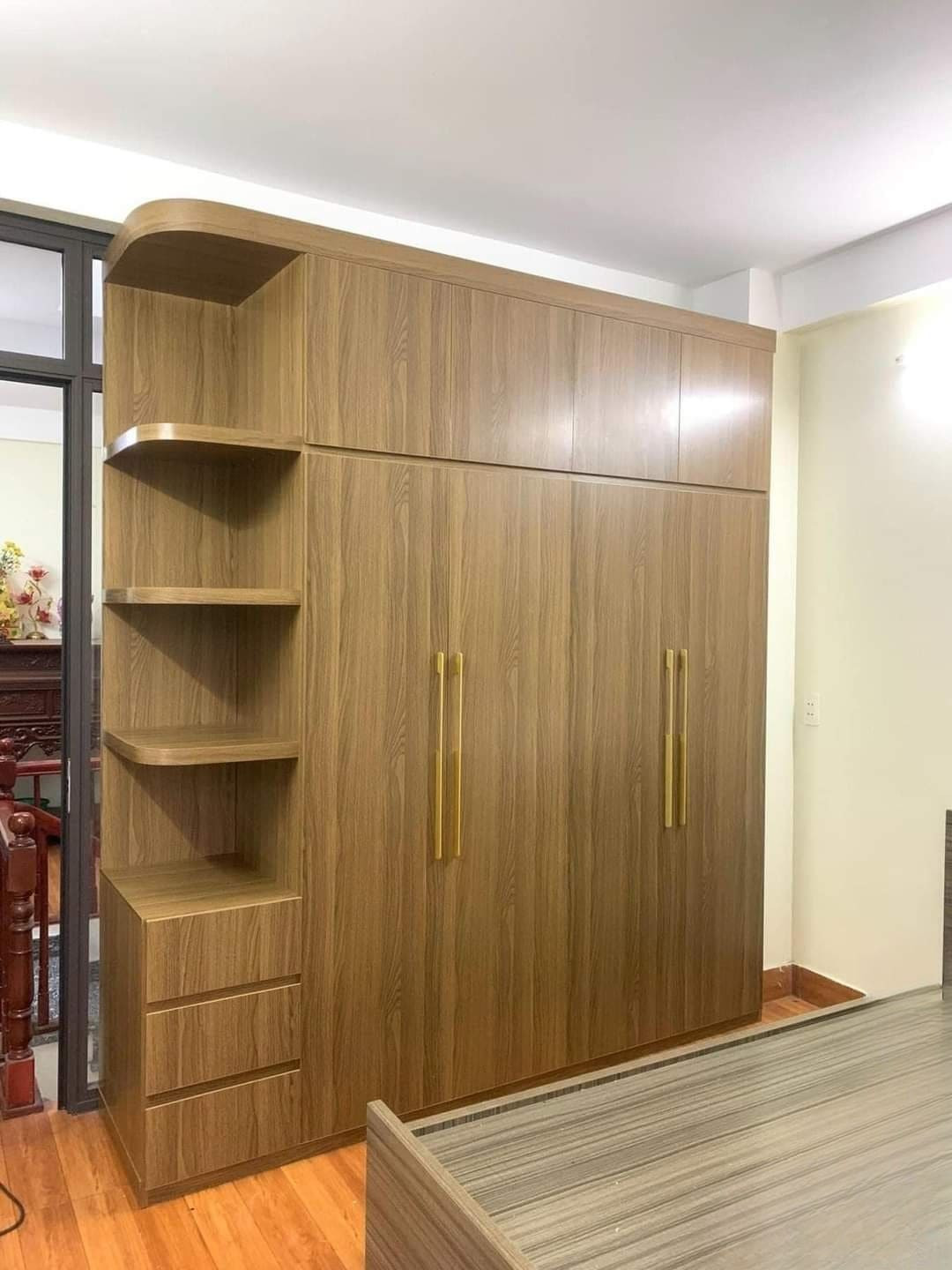 Tủ quần áo 2 tầng cánh mở vân gỗ kèm kệ trang trí