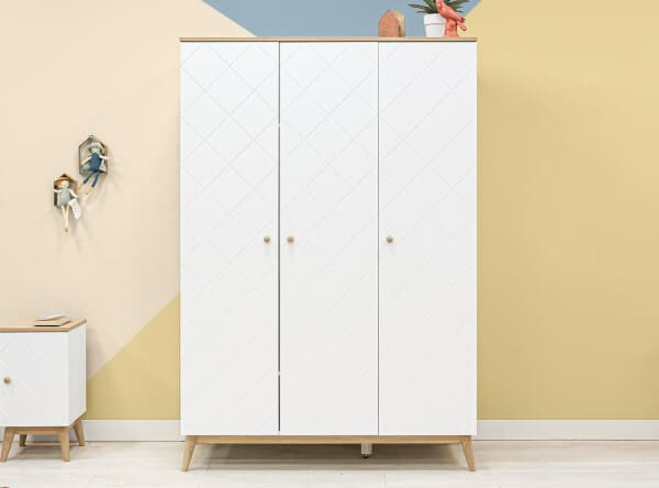 Tủ trắng họa tiết caro nhẹ, chân gỗ thấp