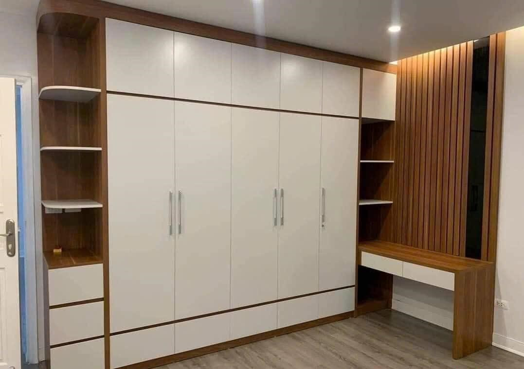  Tủ quần áo MDF phối gỗ nâu và trắng với bàn trang điểm góc