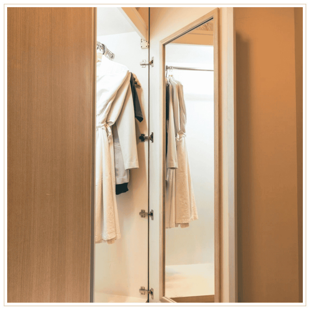 Mẫu tủ cánh mở gỗ sáng màu tích hợp gương bên trong