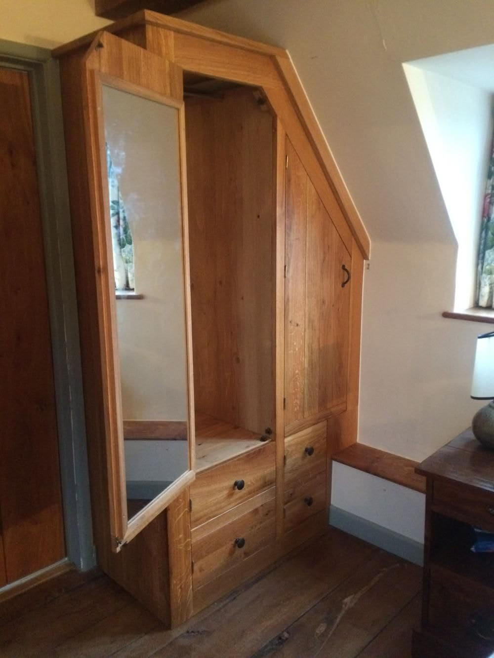 Mẫu tủ thiết kế theo góc mái nghiêng có gương bên trong