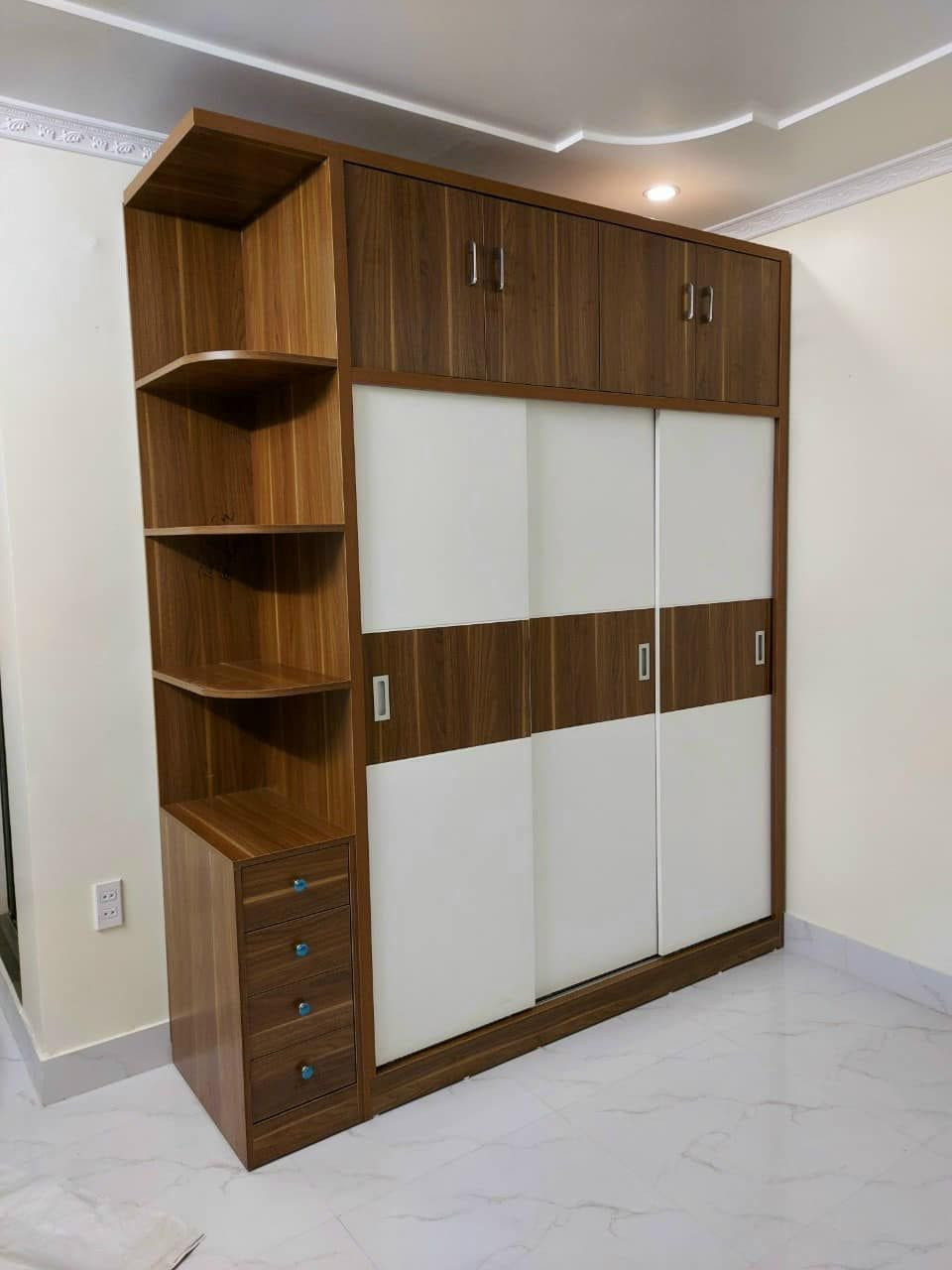 Tủ quần áo cánh lùa có kệ góc và khoang tủ trên
