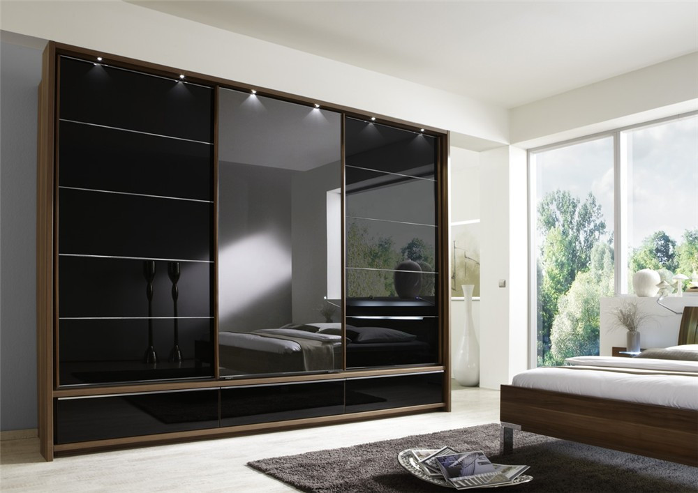 Gương chiếu thẳng vào giường ngủ cũng là điều nhiều người kiêng kỵ khi dùng tủ quần áo có gương