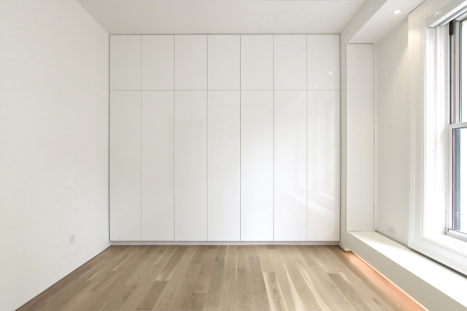 Mẫu tủ quần áo full tường phẳng cánh, thiết kế tối giản