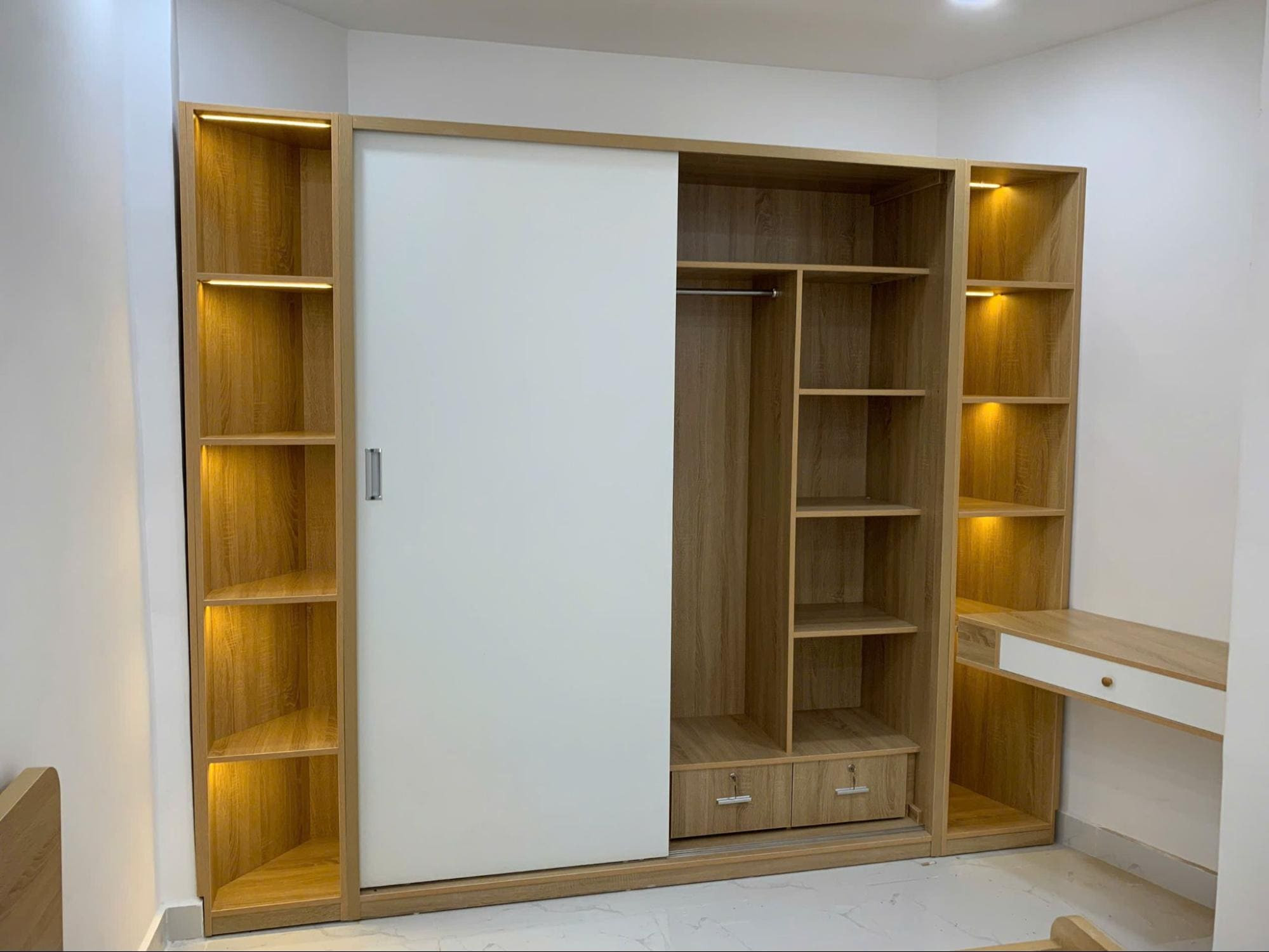 Tủ quần áo cửa lùa kết hợp tủ sách và bàn làm việc