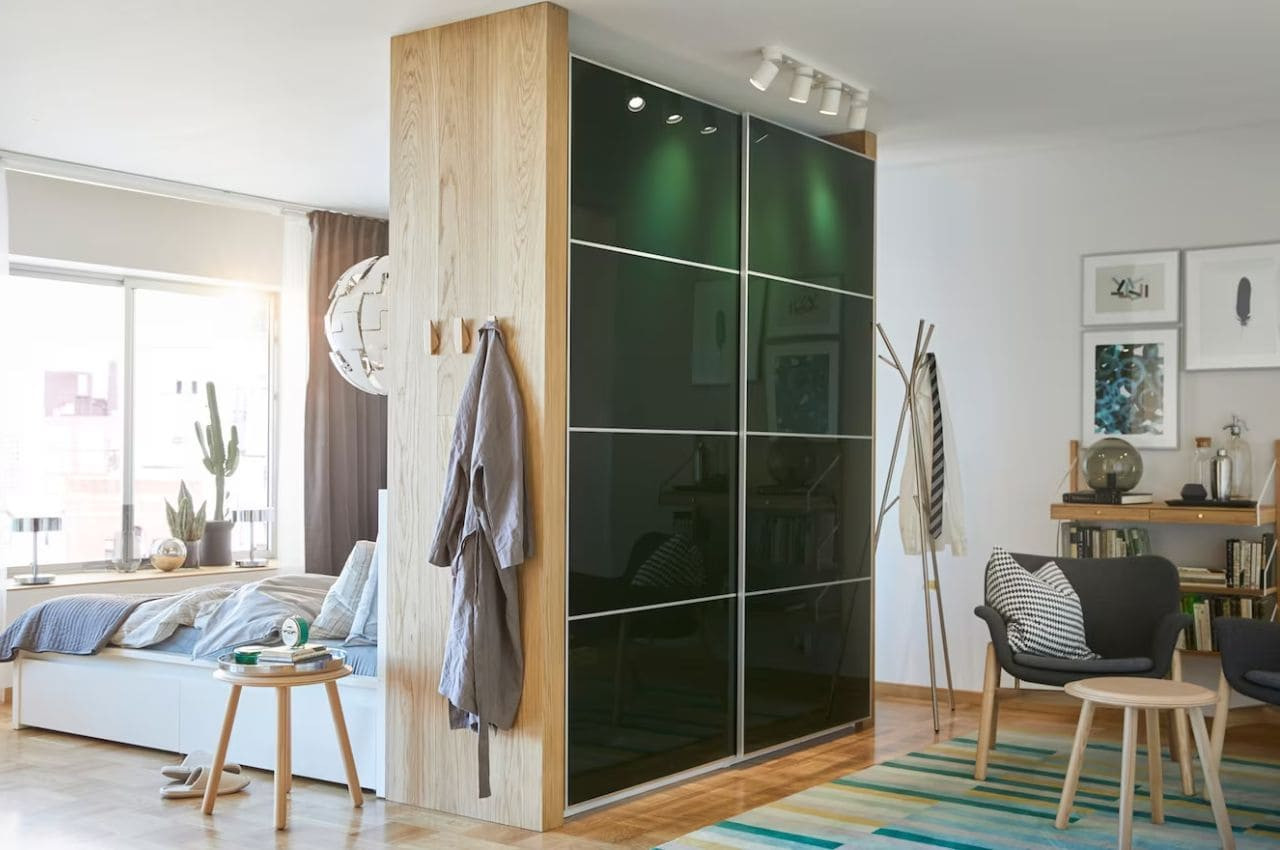 Mẫu tủ quần áo làm vách ngăn kết hợp kính 