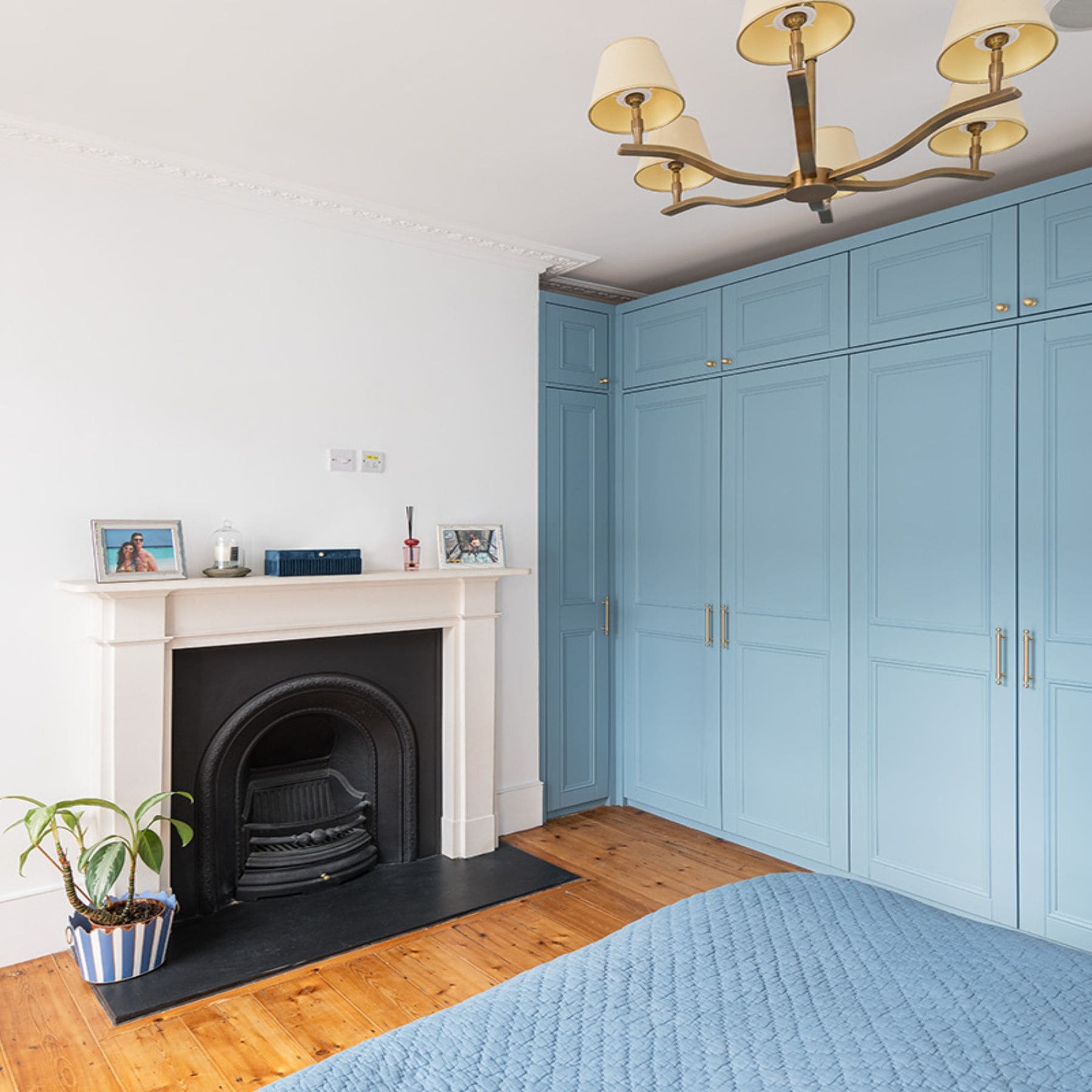 Tủ quần áo màu xanh da trời nhẹ nhàng