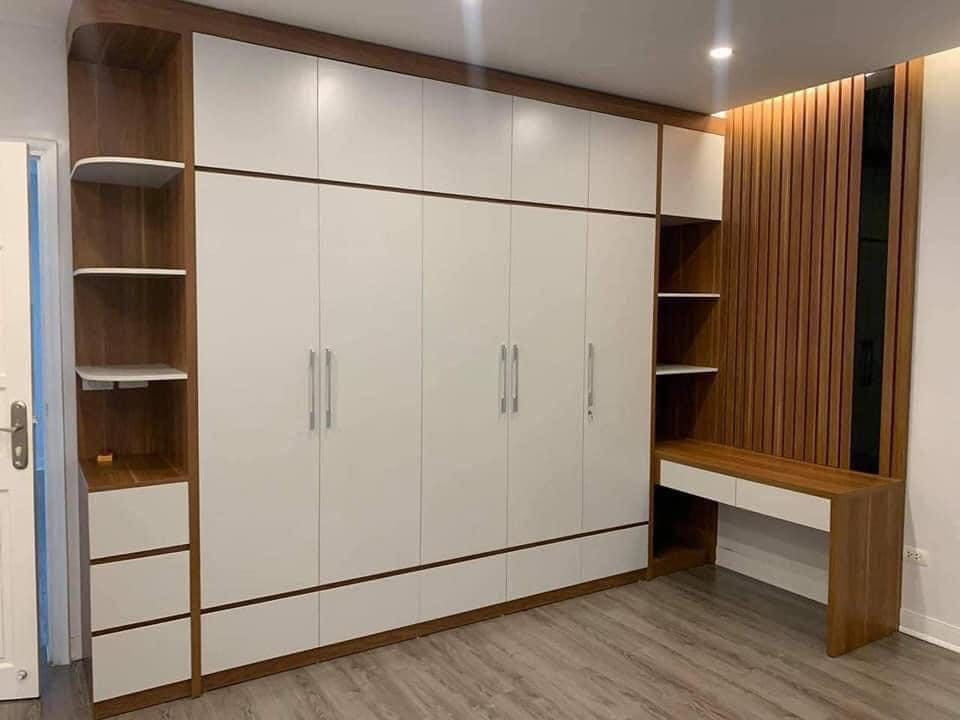 Tủ bo cong kết hợp bàn trang điểm và kệ góc, màu trắng phối vân gỗ