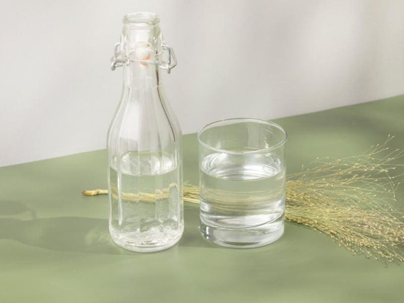 Làm sạch bề mặt tủ bằng dung dịch giấm trắng