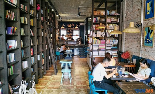 Bố trí kệ sách cao 2m trong quán cafe giúp thu hút ánh nhìn