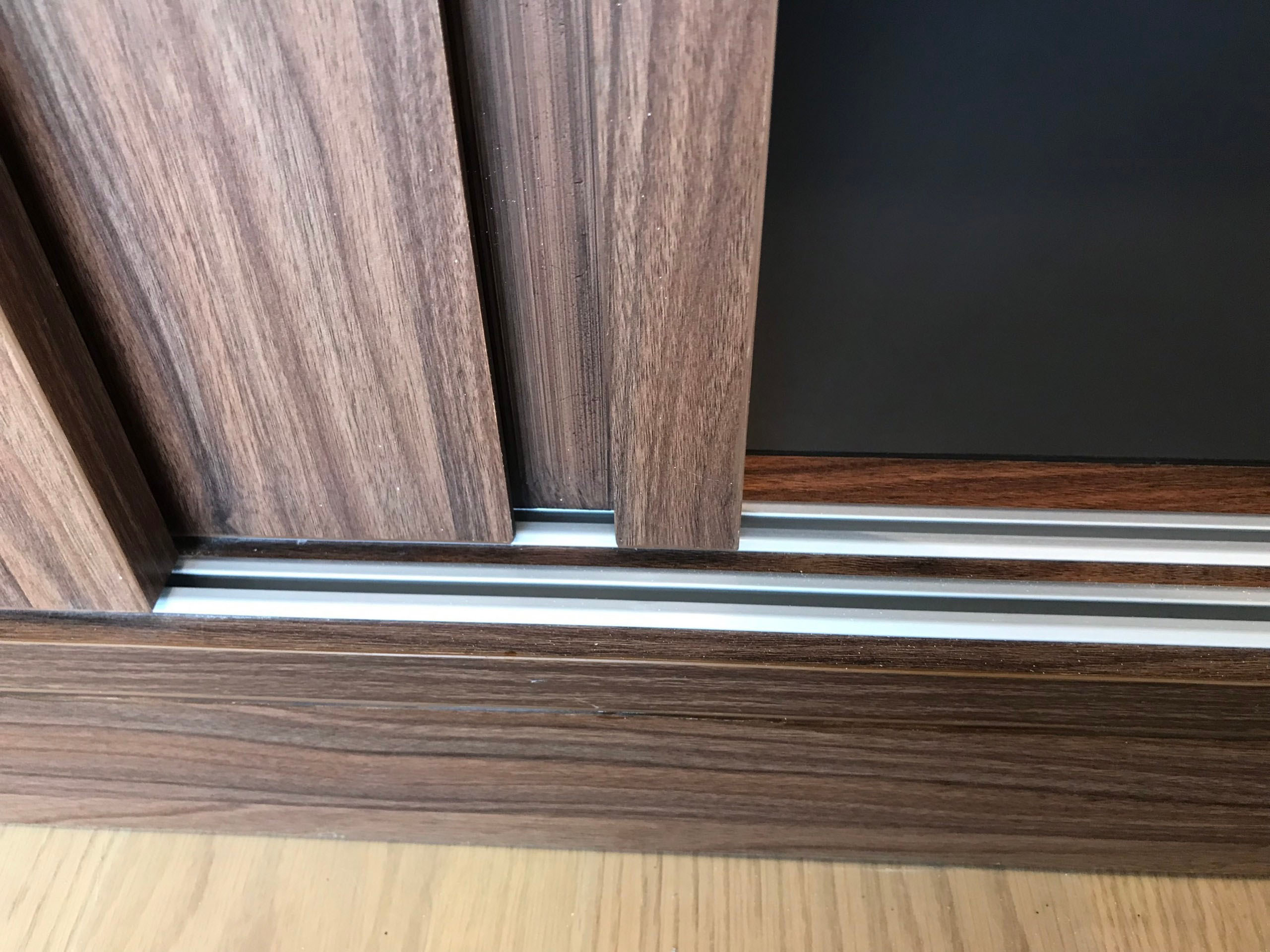 Một số lỗi thường gặp và cách khắc phục trong cách lắp ray cửa lùa tủ quần áo