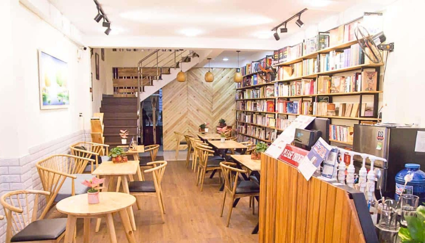 Cần chú ý những gì khi decor quán cafe với kệ sách