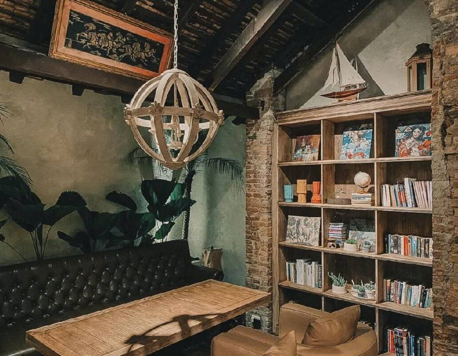 Sử dụng kệ sách decor quán cafe ngày càng được ưa chuộng 